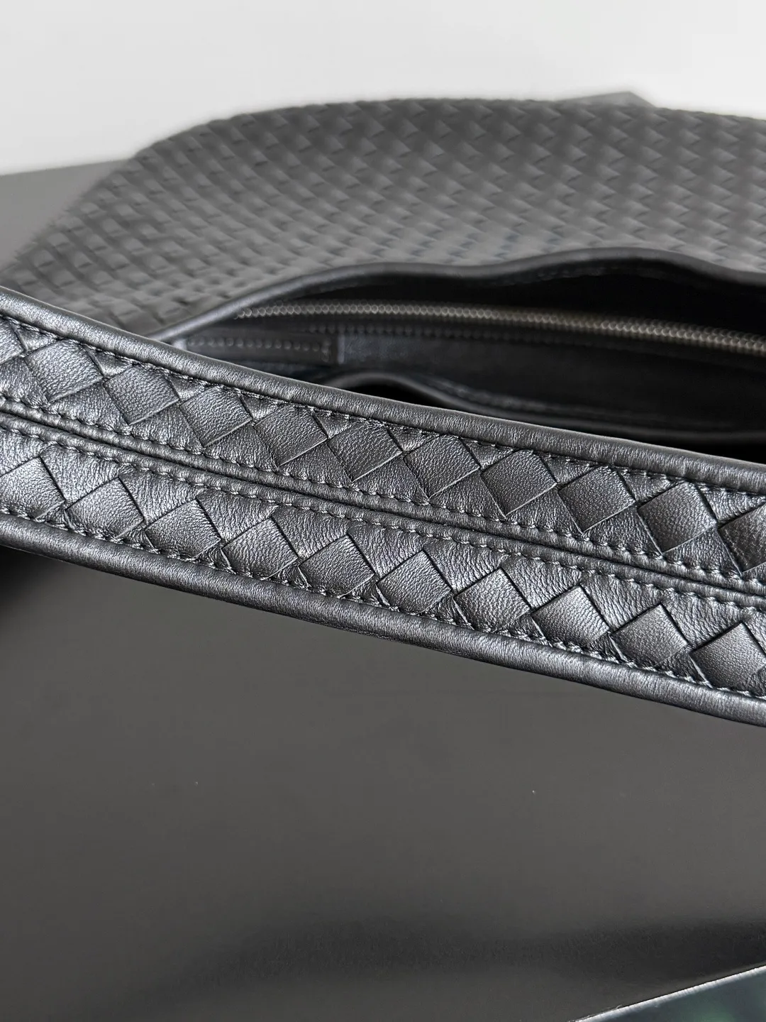 Batch 2480 BOTTEGA VENETA 2025 new men's medium Veneto crossbody bag is made of lambskin, elegantly extends to the strap, fits perfectly on the upper body, and the light and neat shape is suitable for all your choices for business, travel or daily life. Top zipper, interior two compartments, extra-large capacity. The classic Veneta shape has been redesigned and turned into a bag that can be worn cross-body, simple yet stylish. Although it is designed as a men’s bag, it is also very suitable for girls to carry! The back is so handsome🕶! More aura ~ The shoulder straps are reasonably designed, making it comfortable and stylish to carry cross-body. The bag has a practical capacity and can easily fit your daily needs~ Whether it is paired with casual wear for going out on the street or with formal wear for commuting, put it on and your fashion sense will rise in a straight line📈! Style number: 826877 Size: 38*24*2cm